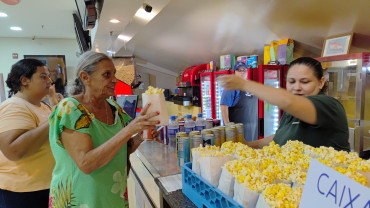 Foto 17: Diversão e Cultura: Grupos do CRAS de Quatá vão ao Cinema