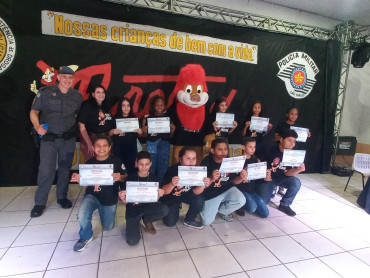 Foto 247: Alunos dos 5º anos de Escolas Municipais recebem certificado do Proerd