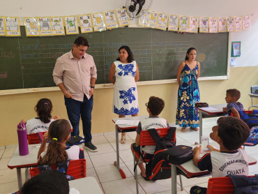 Foto 174: Volta às Aulas em Quatá: Alunos recebem Kit Escolar e Mimo especial