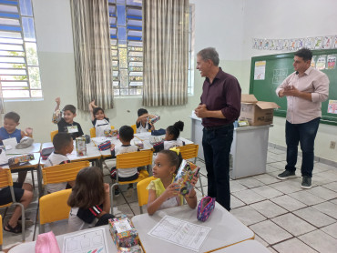 Foto 152: Volta às Aulas em Quatá: Alunos recebem Kit Escolar e Mimo especial