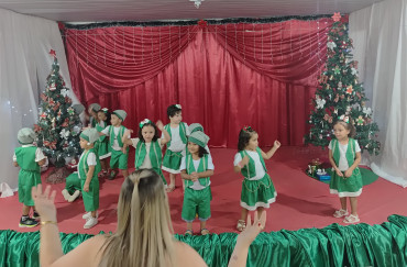 Foto 2: Apresentações de encerramento de final de ano das Creches