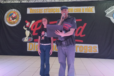 Foto 188: Alunos dos 5º anos de Escolas Municipais recebem certificado do Proerd