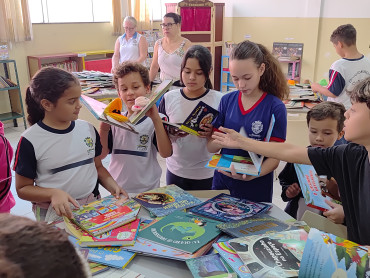 Foto 1: Entrega de Livros de Literatura
