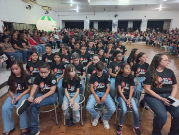 Foto 31: Alunos dos 5º anos de Escolas Municipais recebem certificado do Proerd