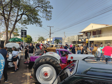 Foto 120: 3º Encontro de Carros Antigos e Motociclistas reúne centenas de expositores em Quatá