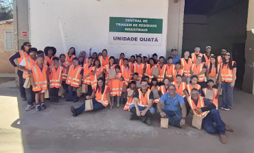 Foto 14: Alunos da Escola Orisia participam de ação educativa e plantio de 44 mudas nativas