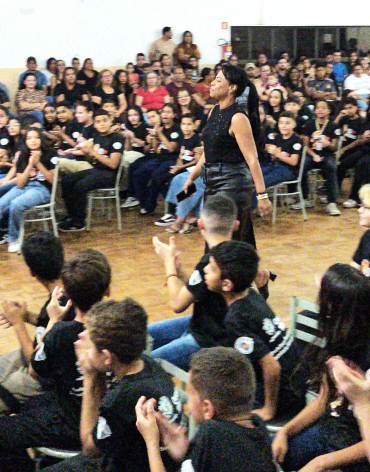 Foto 49: Alunos dos 5º anos de Escolas Municipais recebem certificado do Proerd