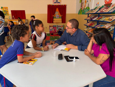 Foto 22: Escritor Vicentônio Silva visita Escolas de Quatá