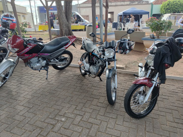 Foto 44: 3º Encontro de Carros Antigos e Motociclistas reúne centenas de expositores em Quatá