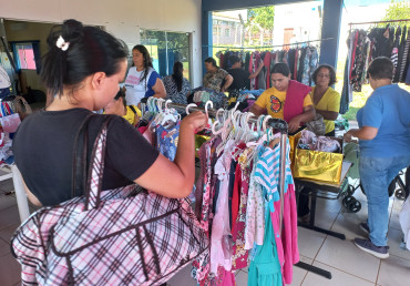 Foto 45: Fundo Social de Solidariedade e Secretaria de Promoção Social realizam Varal Solidário especial de Natal