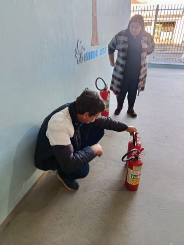 Foto 15: Cozinheiras participam de treinamento de uso e manuseio de extintores de incêndio