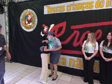 Foto 203: Alunos dos 5º anos de Escolas Municipais recebem certificado do Proerd