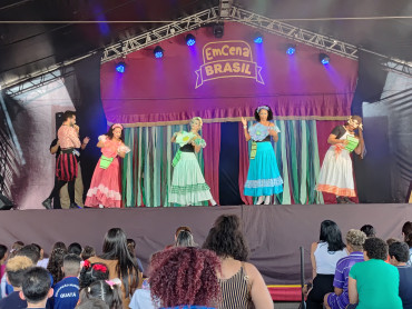 Foto 133: Quatá recebe Palco Móvel Emcena Brasil Edição Certame