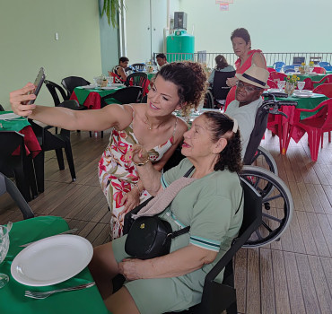 Foto 6: Em clima de Natal, Residência Terapêutica participa de confraternização