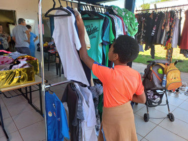 Foto 32: Fundo Social de Solidariedade e Secretaria de Promoção Social realizam Varal Solidário especial de Natal