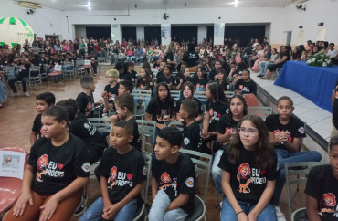 Foto 100: Alunos dos 5º anos de Escolas Municipais recebem certificado do Proerd