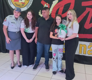 Foto 195: Alunos dos 5º anos de Escolas Municipais recebem certificado do Proerd