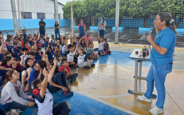 Foto 31: Alunos e usuários recebem orientações sobre prevenção e controle do diabetes 