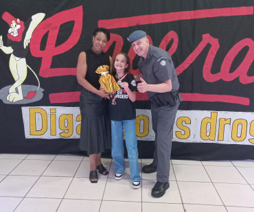 Foto 171: Alunos dos 5º anos de Escolas Municipais recebem certificado do Proerd