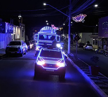 Foto 2: Natal de Luz da G10 Concreto leva carreata natalina às ruas de Quatá