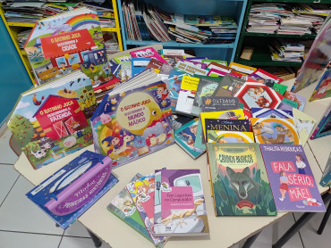 Foto 4: Entrega de Livros de Literatura