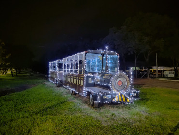 Foto 6: Trenzinho iluminado. A magia do Natal em Quatá!