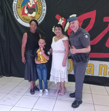 Foto 174: Alunos dos 5º anos de Escolas Municipais recebem certificado do Proerd