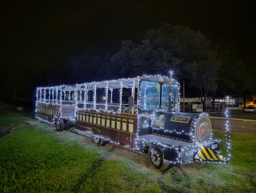 Foto 1: Trenzinho iluminado. A magia do Natal em Quatá!