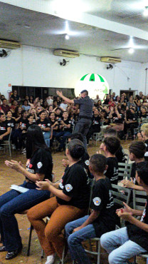 Foto 3: Alunos dos 5º anos de Escolas Municipais recebem certificado do Proerd