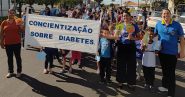 Foto 87: Alunos e usuários recebem orientações sobre prevenção e controle do diabetes 