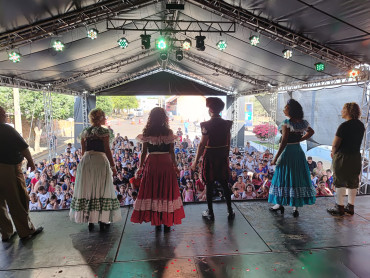 Foto 8: Quatá recebe Palco Móvel Emcena Brasil Edição Certame