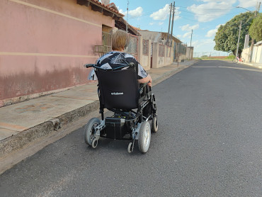 Foto 13: Pacientes de Quatá recebem cadeira de rodas motorizada