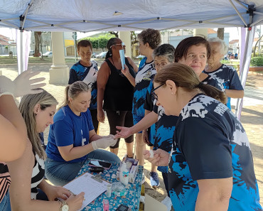 Foto 111: Alunos e usuários recebem orientações sobre prevenção e controle do diabetes 