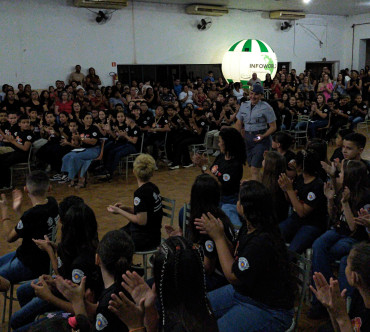 Foto 131: Alunos dos 5º anos de Escolas Municipais recebem certificado do Proerd