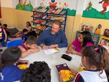 Foto 8: Escritor Vicentônio Silva visita Escolas de Quatá