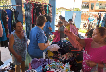 Foto 41: Fundo Social de Solidariedade e Secretaria de Promoção Social realizam Varal Solidário especial de Natal