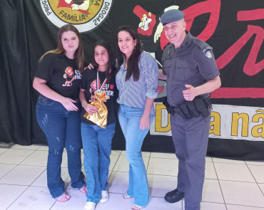 Foto 73: Alunos dos 5º anos de Escolas Municipais recebem certificado do Proerd