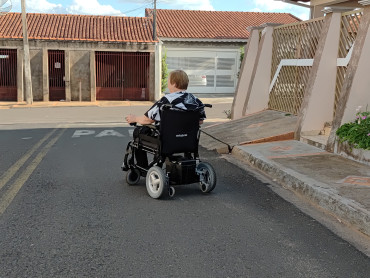 Foto 6: Pacientes de Quatá recebem cadeira de rodas motorizada