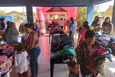 Foto 3: Fundo Social de Solidariedade e Secretaria de Promoção Social realizam Varal Solidário especial de Natal