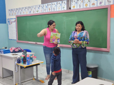 Foto 49: Volta às Aulas em Quatá: Alunos recebem Kit Escolar e Mimo especial