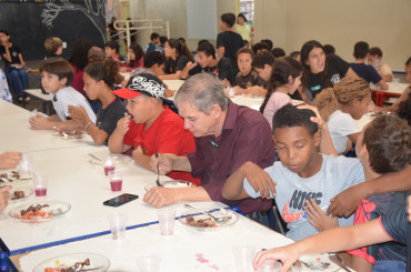 Foto 219: Churrasco marca as comemorações alusivas ao Dia das Crianças