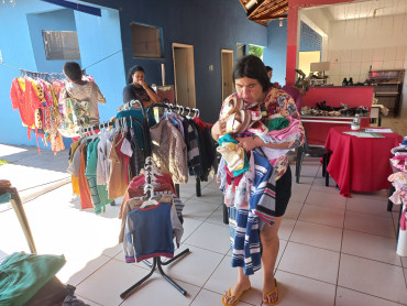 Foto 39: Fundo Social de Solidariedade e Secretaria de Promoção Social realizam Varal Solidário especial de Natal