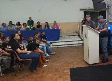 Foto 155: Alunos dos 5º anos de Escolas Municipais recebem certificado do Proerd