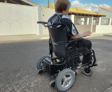 Foto 11: Pacientes de Quatá recebem cadeira de rodas motorizada