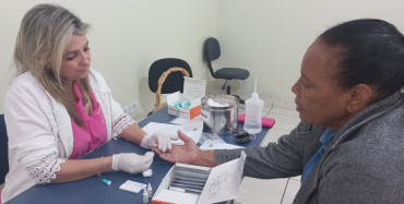 Foto 3: Funcionários de Escolas e Creches recebem ações de prevenção do Outubro Rosa