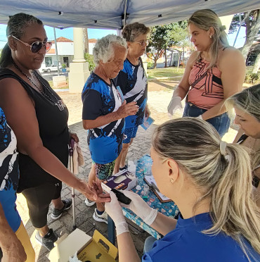 Foto 114: Alunos e usuários recebem orientações sobre prevenção e controle do diabetes 
