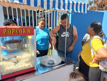 Foto 29: Fundo Social de Solidariedade e Secretaria de Promoção Social realizam Varal Solidário especial de Natal