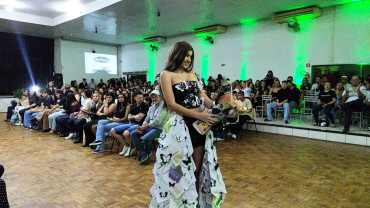 Foto 9: Moda e consciência ambiental é destaque em desfile da Etec