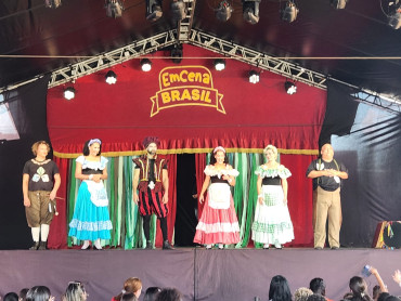 Foto 3: Quatá recebe Palco Móvel Emcena Brasil Edição Certame