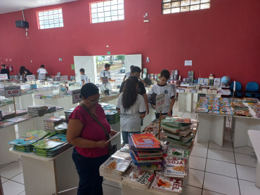 Foto 12: Prestigie a FEIRA DO LIVRO